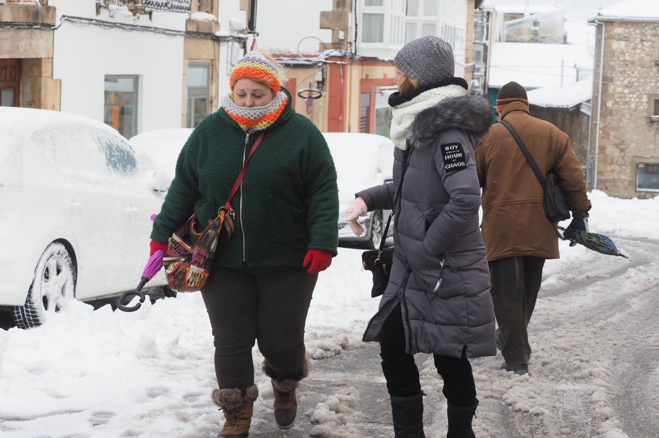 Así ha amanecido este sábado Reinosa, con las calles cubiertas por una espesa capa de nieve