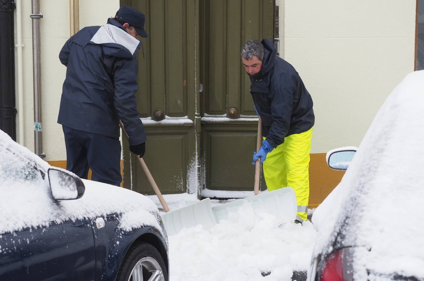 Así ha amanecido este sábado Reinosa, con las calles cubiertas por una espesa capa de nieve