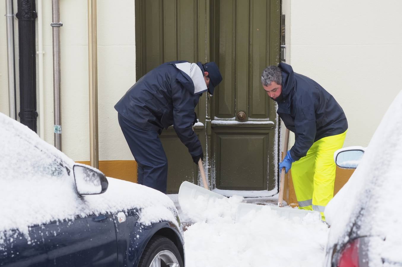 Así ha amanecido este sábado Reinosa, con las calles cubiertas por una espesa capa de nieve