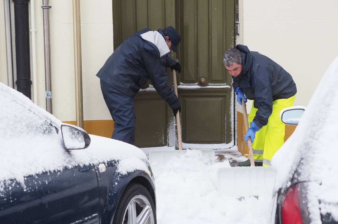 Así ha amanecido este sábado Reinosa, con las calles cubiertas por una espesa capa de nieve