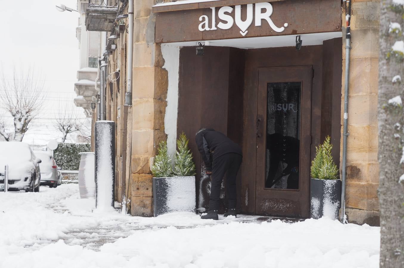 Así ha amanecido este sábado Reinosa, con las calles cubiertas por una espesa capa de nieve