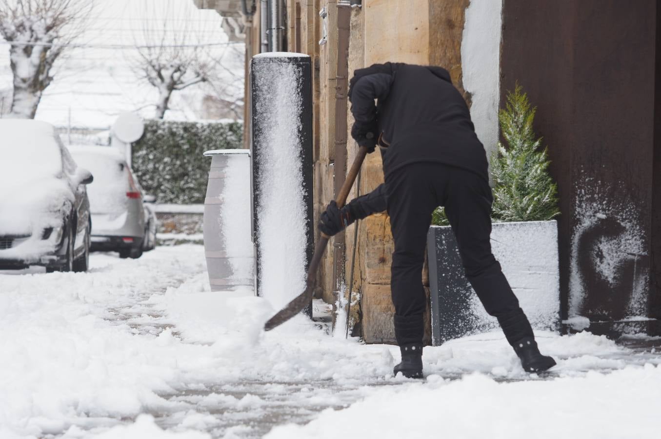 Así ha amanecido este sábado Reinosa, con las calles cubiertas por una espesa capa de nieve