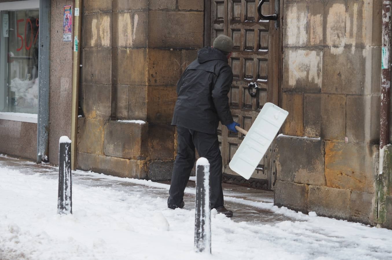 Así ha amanecido este sábado Reinosa, con las calles cubiertas por una espesa capa de nieve