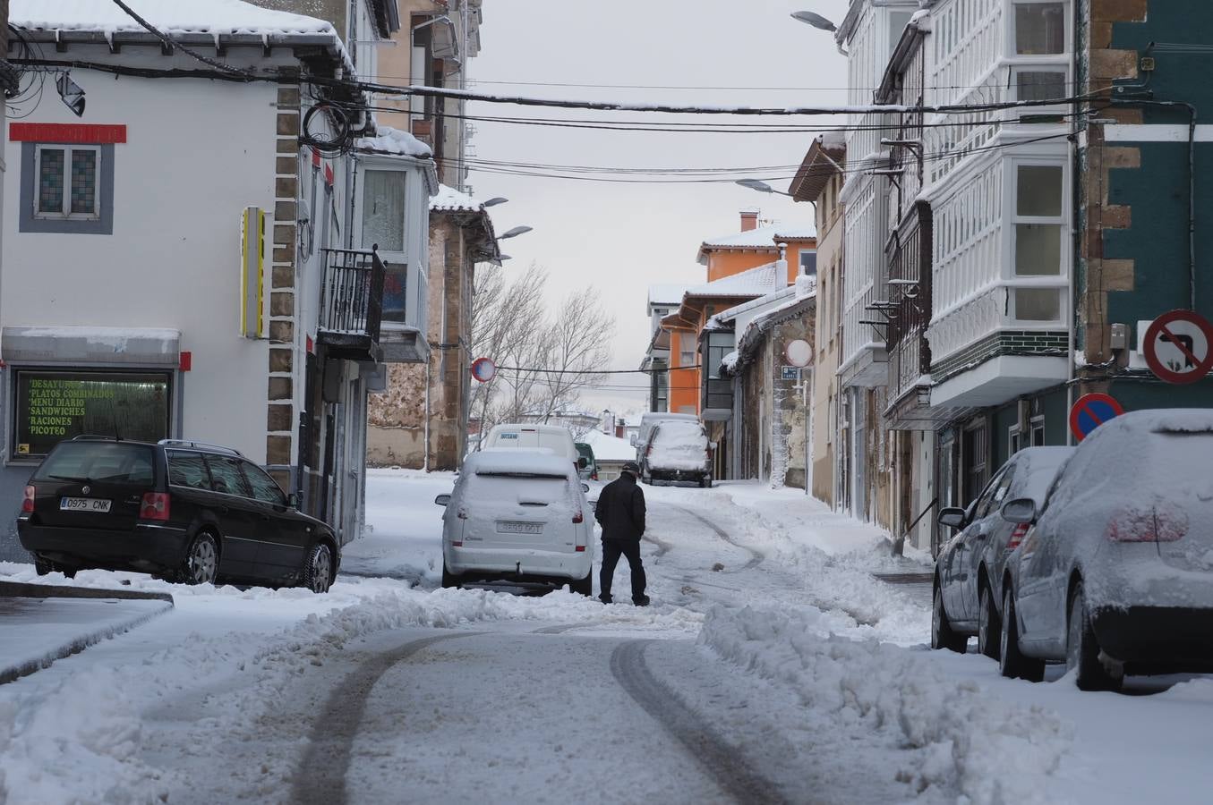 Así ha amanecido este sábado Reinosa, con las calles cubiertas por una espesa capa de nieve