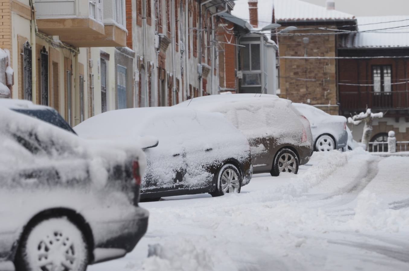 Así ha amanecido este sábado Reinosa, con las calles cubiertas por una espesa capa de nieve