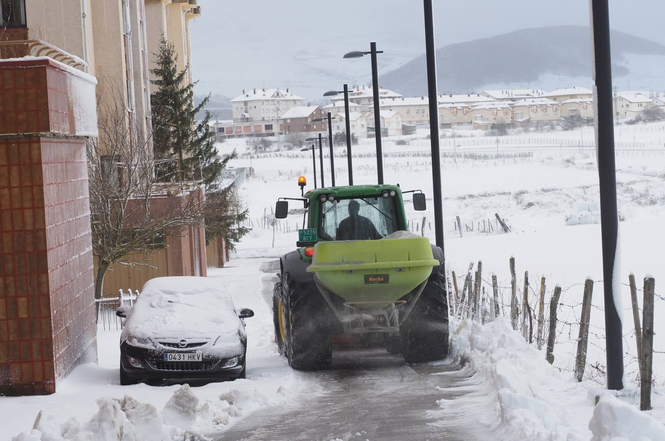 Así ha amanecido este sábado Reinosa, con las calles cubiertas por una espesa capa de nieve