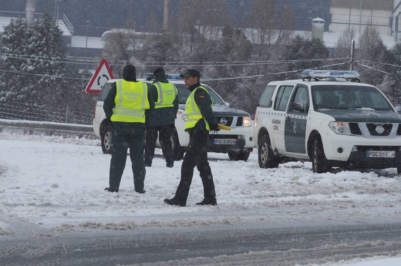 Así ha amanecido este sábado Reinosa, con las calles cubiertas por una espesa capa de nieve