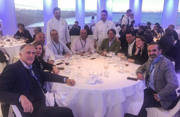 Toni González y Nacho Solana, de pie, en una mesa con Juan José Martínez, Concha Caja, Fernando Bello, Eduardo Erasun, Manuel Gómez Blanco, Santiago de la Rocha, Borja Sekulits, Ana Vellosillo y Ángel Pardo, en el comedor de Cantabria Infinita de Madrid Fusión. 