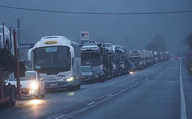 Foto de ayer por la mañana, con camiones y autobuses retenidos a la altura de Arenas de Iguña.