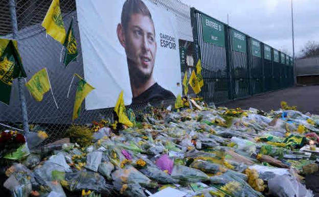 Aficionados del Nantes rinden tributo al jugador argentino Emiliano Sala. 