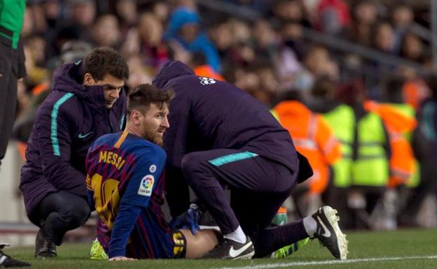 Leo essi siendo atendido en el partido de Liga frente al Valencia.