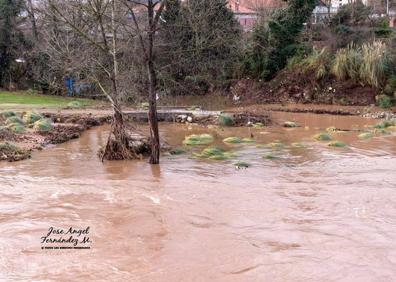 Imagen secundaria 1 - La devastación de las riadas en Suances: El carril bici desapareció bajo el lodo a la altura de Cortiguera. 