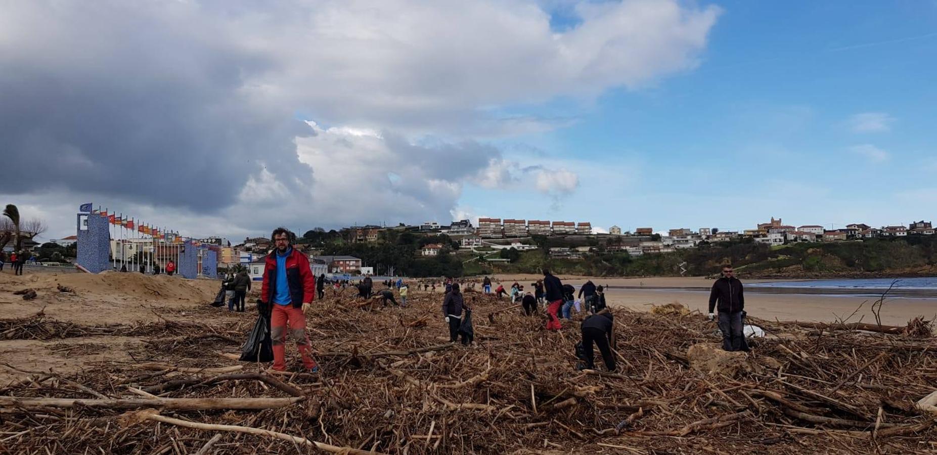 Fotos: Cientos de voluntarios participan en la jornada de limpieza de las playas del Besaya arrasadas por las riadas