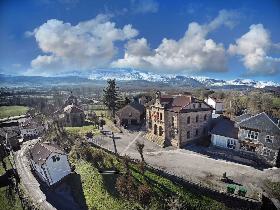 Espinilla, señora en la planicie de la vega formada por el Híjar. A 950 metros de altitud, tierras repletas de siega y pastizales visten sus alrededores.