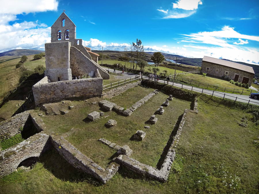 En los alrededores de la iglesia románica de Retortillo hay una necrópolis medieval, con tumbas cuya cronología pudiera abarcar desde la época visigoda hasta la plena Edad Media.