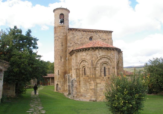 La colegiata de San Martín de Elines fue construida a principios del siglo XII sobre los restos de una iglesia anterior de estilo mozárabe de la que todavía son visibles algunos restos del siglo X.