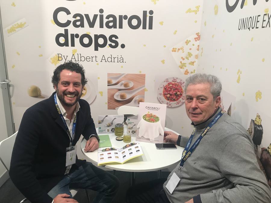 A la derecha, el empresario Daniel Barquín, de Redamar, trabajando en el estand de Caviaroli. 