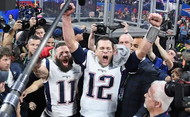 Julian Edelman (11) y el legendario Tom Brady celebran el triunfo de los Patriots.