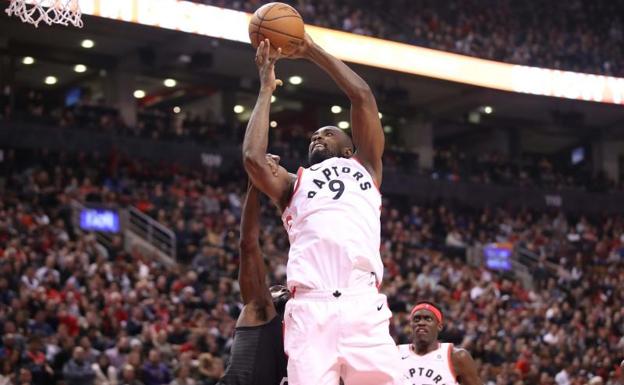 Serge Ibaka intentando una penetración a canasta.