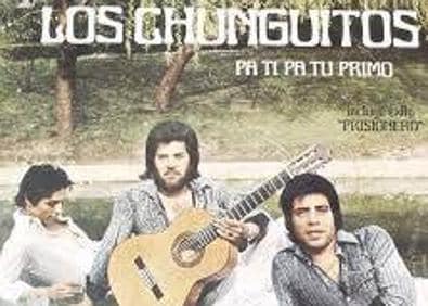 Imagen secundaria 1 - Arriba, Enrique Salazar posa flanqueado por sus hermanos, con los que formaba 'Los Chunguitos'. Él era el compositor y vocalista. Debajo, el álbum que recoge 'Me quedo contigo' y el cartel de la película 'Perros callejeros' en la que también sonaba el tema. 