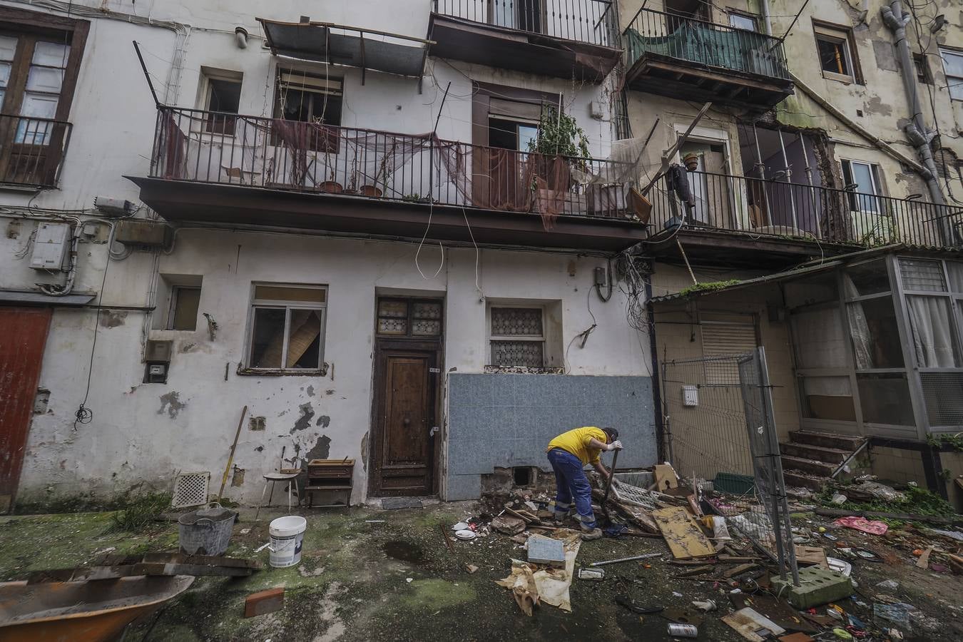 Fotos: El tapiado del edificio incendiado