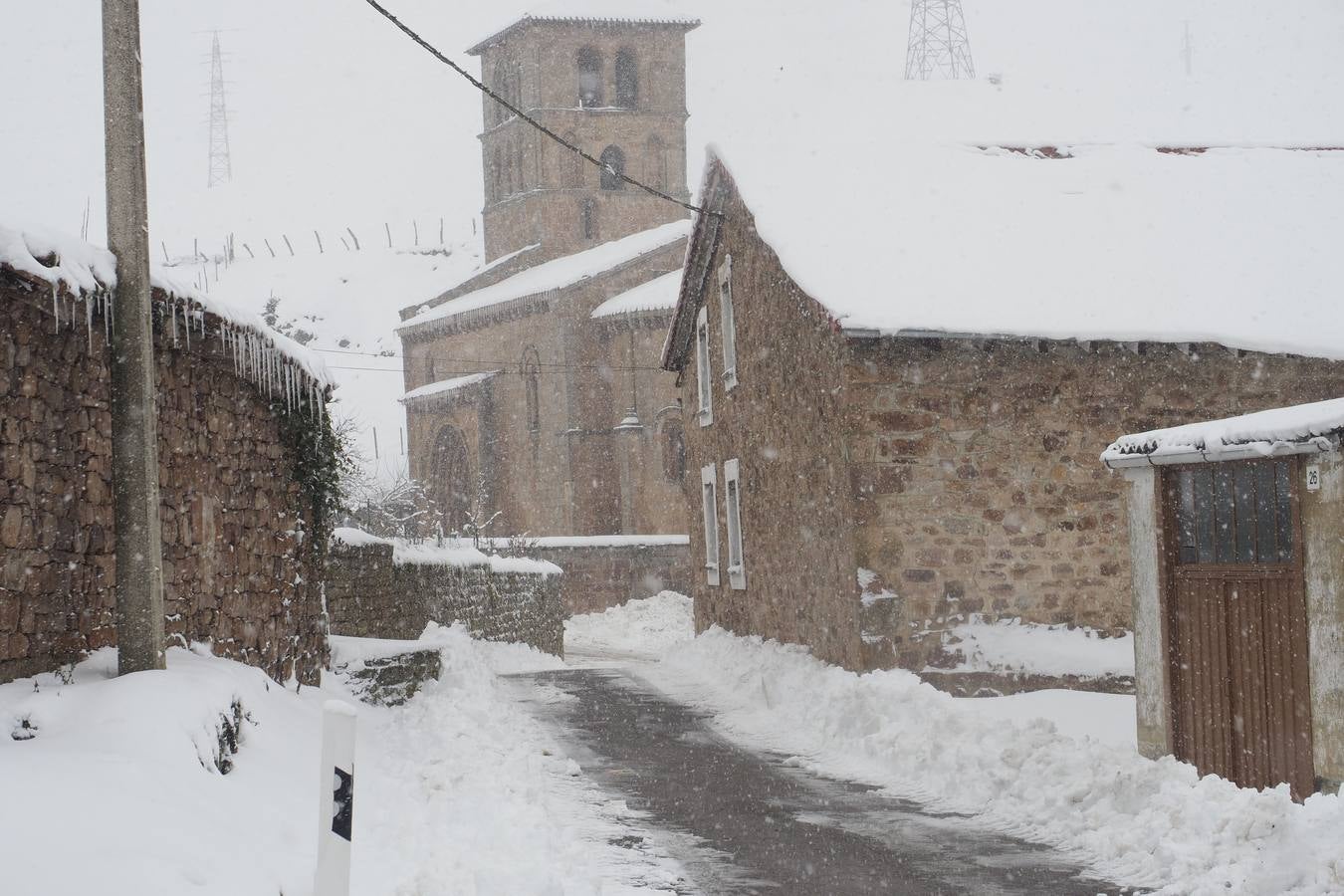El paso de la borrasca 'Helena' viste de blanco los paisajes de Campoo.