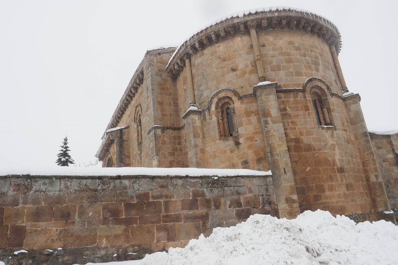 El paso de la borrasca 'Helena' viste de blanco los paisajes de Campoo.