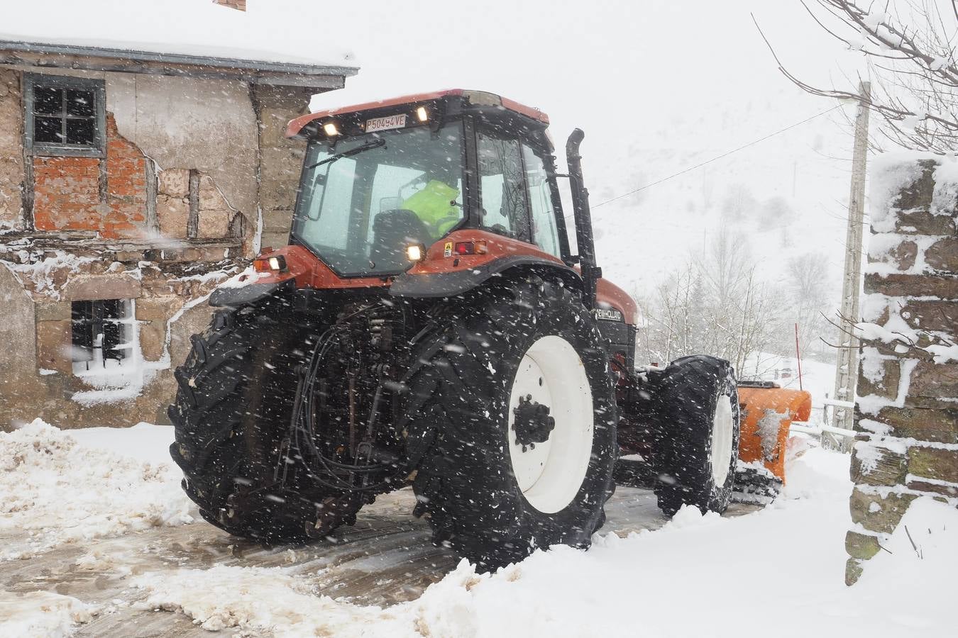 El paso de la borrasca 'Helena' viste de blanco los paisajes de Campoo.
