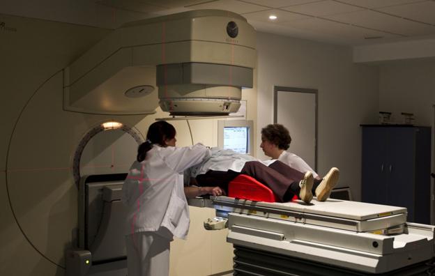  Imagen de archivo de un paciente antes de una sesión de radioterapia. 
