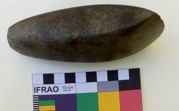 El hacha neolítica hallada en Valderredible formará parte de la colección del MUPAC