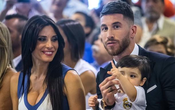 Pilar Rubio (i) y Sergio Ramos (d) con uno de sus hijos. 