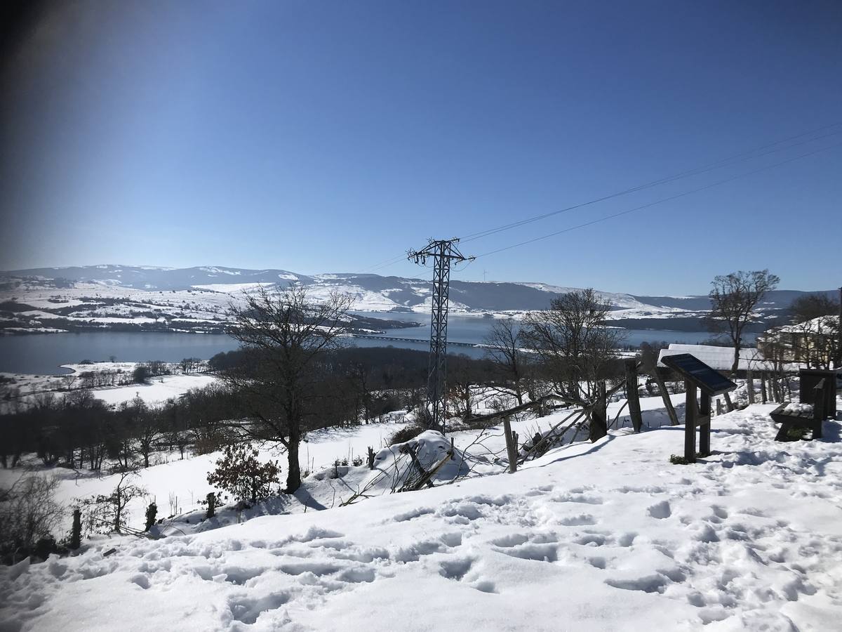 Fotos: La nieve cubre las localidades junto al Pantano del Ebro en Campoo de Yuso