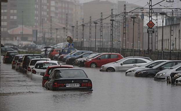 Las fuertes lluvias de finales de enero inundaron la región. En la imagen, calle Hermilio Alcalde del Río, en Torrelavega.