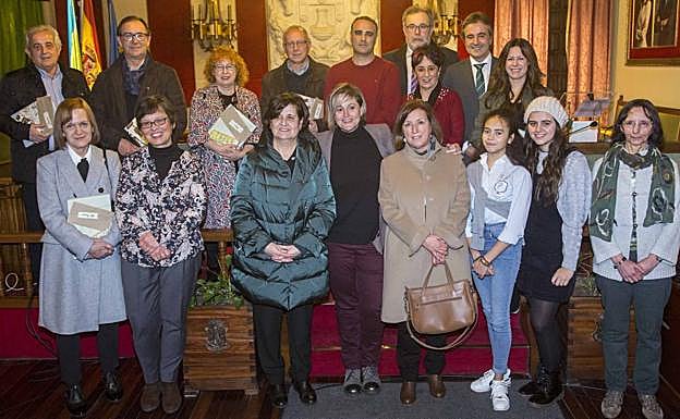Foto de familia de los homenajeados y los representantes institucionales.