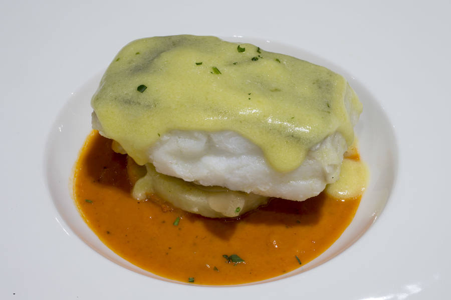 Bacalao asado con salsa de piquillo.