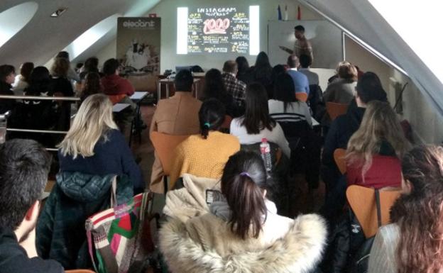 Imagen de una de las sesiones del curso, con Rubén Pelayo mostrando la realidad de Instagram.