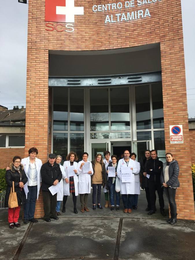 Decenas de profesionales escenifican su «hartazgo» por sus condiciones laborales con paros a las puertas de los centros de salud