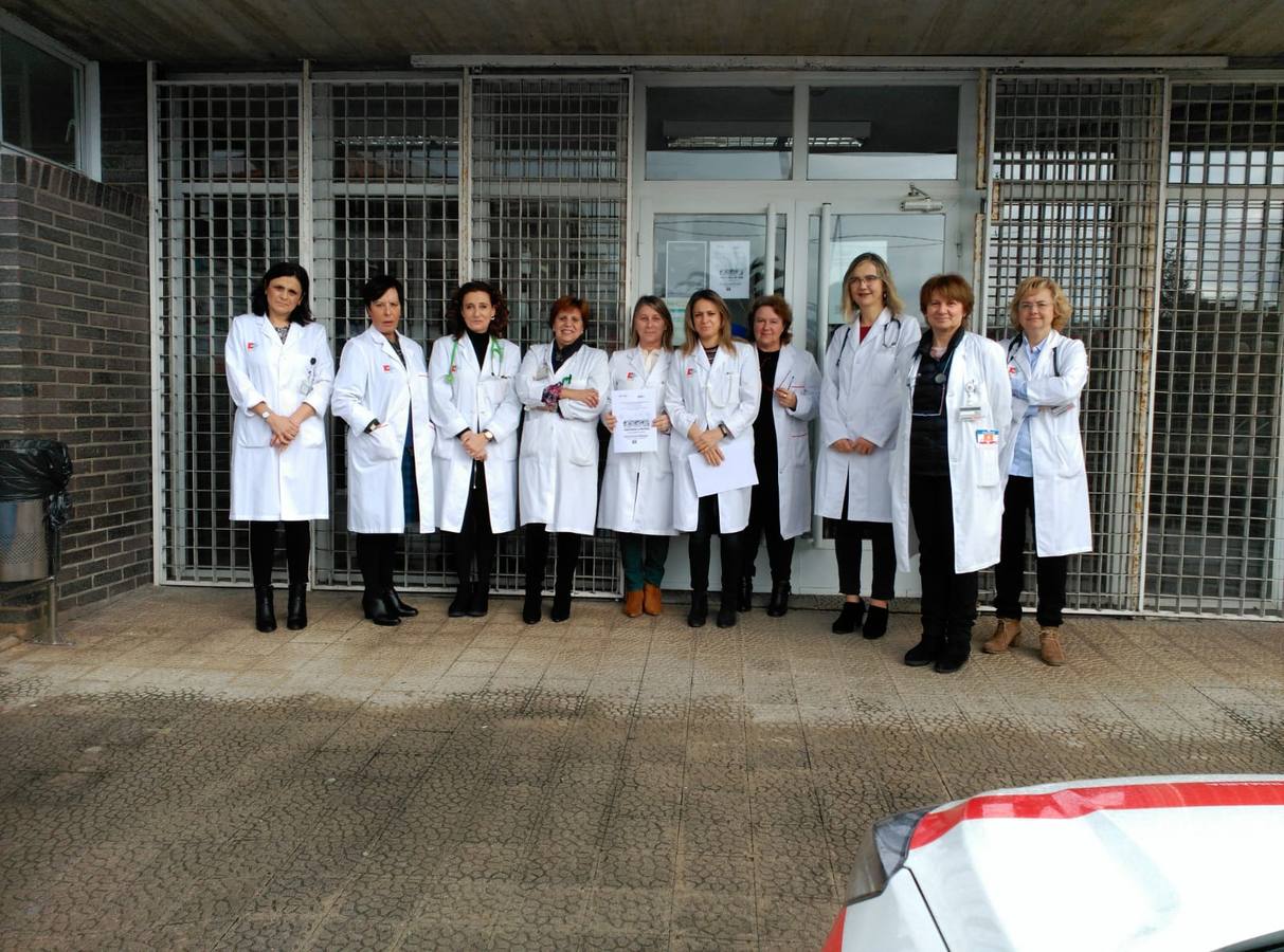 Decenas de profesionales escenifican su «hartazgo» por sus condiciones laborales con paros a las puertas de los centros de salud