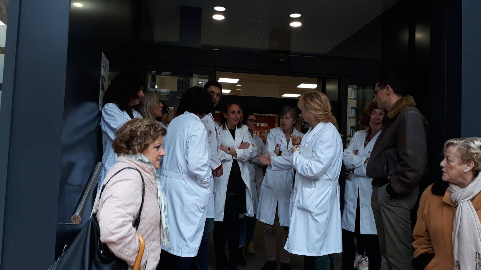 Decenas de profesionales escenifican su «hartazgo» por sus condiciones laborales con paros a las puertas de los centros de salud