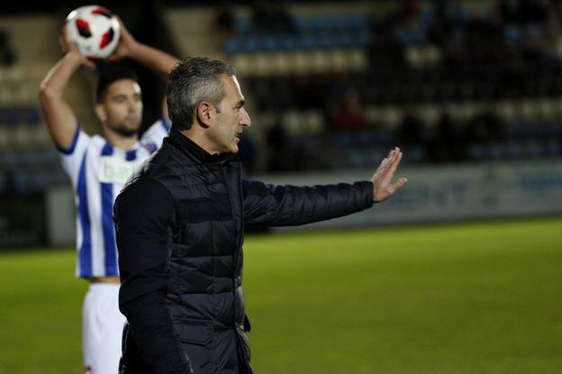 Pablo Lago, en el banquillo, durante un partido de la Gimnástica.