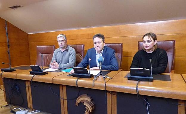 Juan Ramón Carrancio (Grupo Mixto) con los representantes de Tolerancia Cero al Bullying Miguel Goya y Lourdes Verdeja.