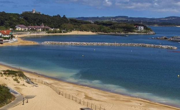 Imagen de archivo del espigón ya construido en mitad de las playas. Unos lo ven como una cicatriz innecesaria en un paisaje único y otros como un elemento para salvar las playas. 