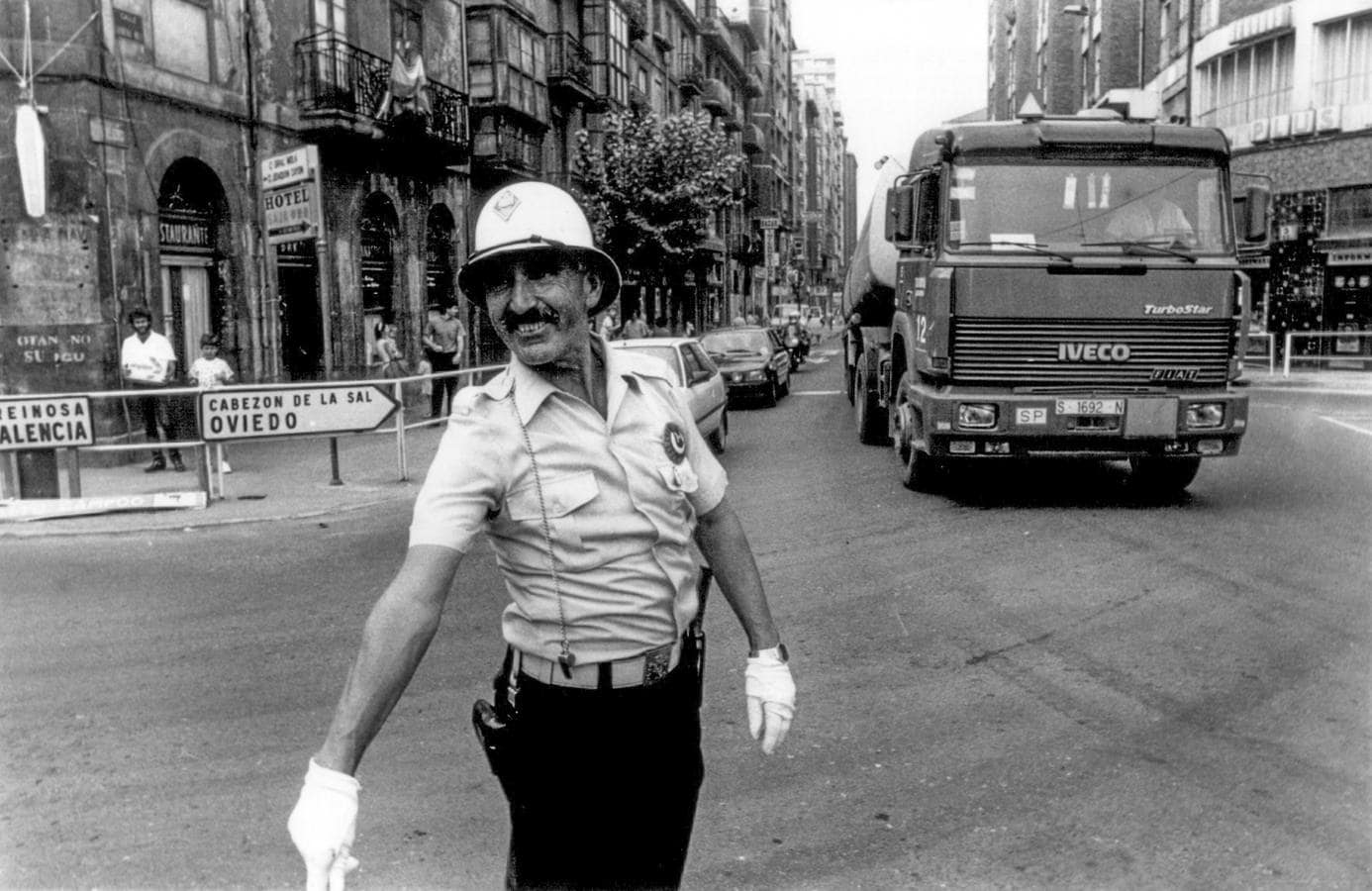 Con uniforme de verano y su inseparable casco tipo Salakov, siempre feliz en su trabajo.