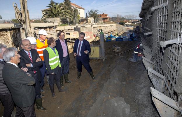 El consejero visitó los trabajos de construcción de la nueva carretera que unirá Morero y Boo