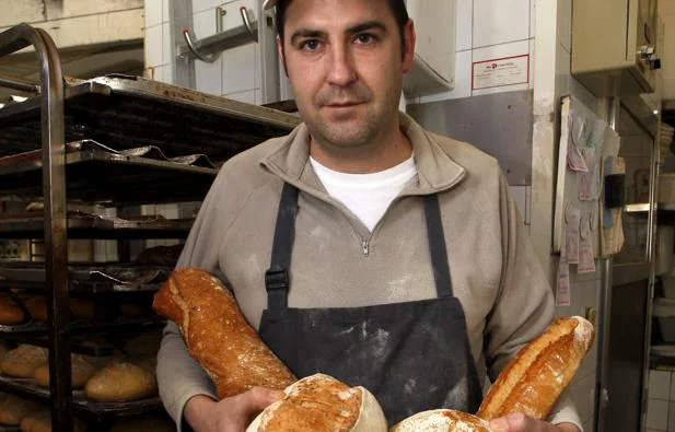 Guillermo Pardo con los cuatro tipos de panes que se degustarán hoy en Santoña.