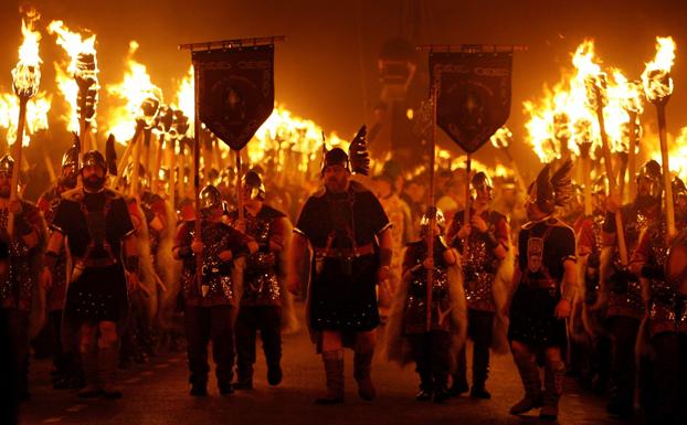 Recreación de un desembarco vikingo en Escocia.