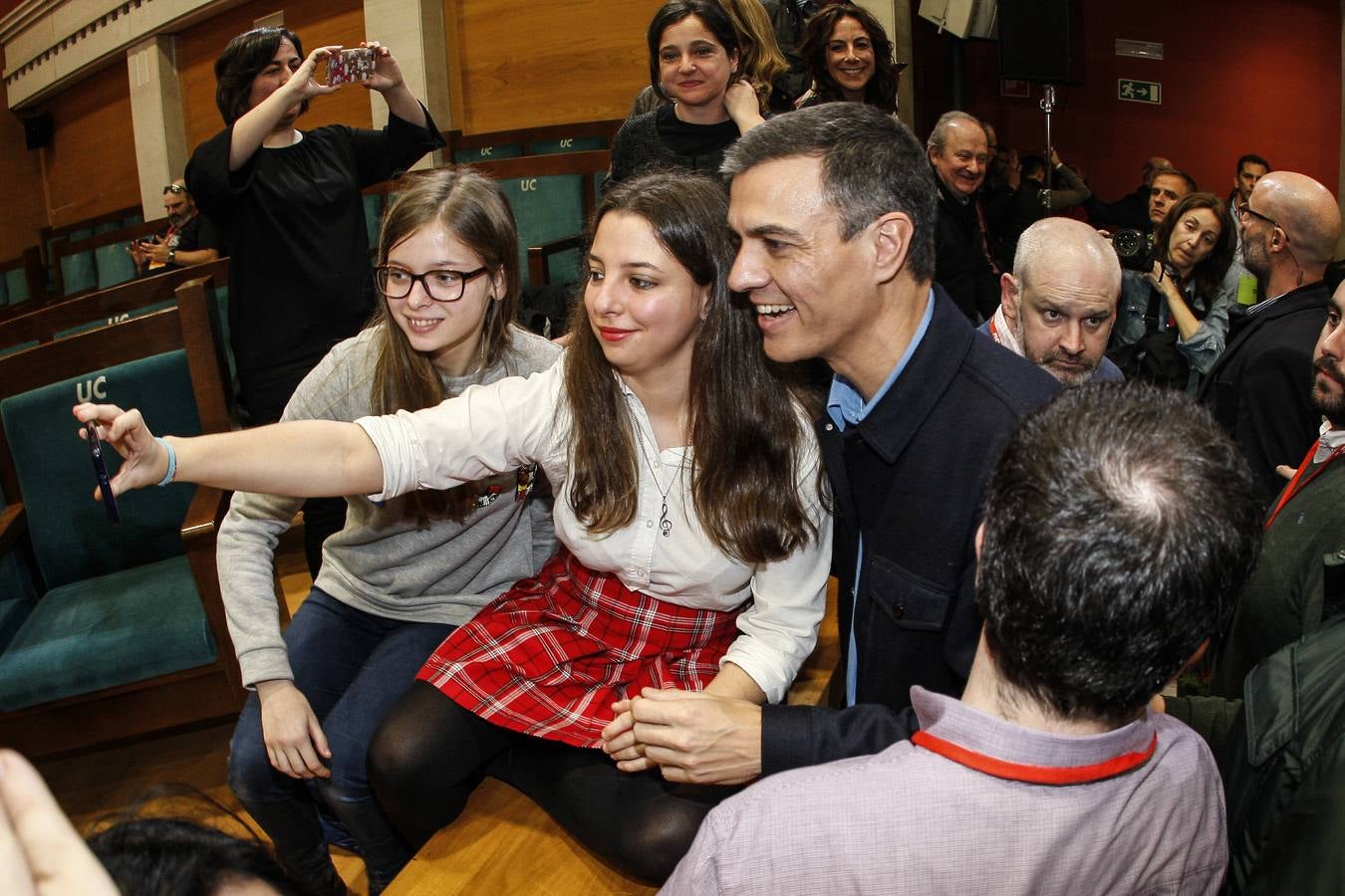 Fotos: Pedro Sánchez presenta a casares como candidato a la alcaldía de Santander