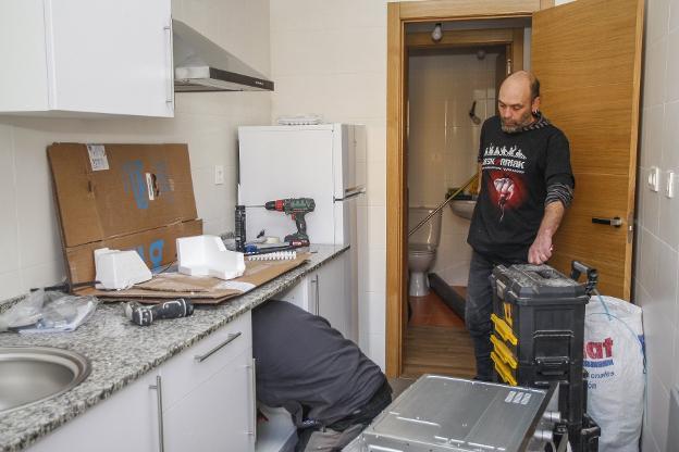  Los operarios contratados por la consejería terminaron ayer de instalar la cocina en la vivienda. Carlos llegó ayer por la mañana al apartamento habilitada por el Gobierno regional en Arenas.