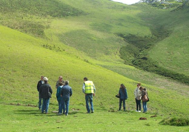 Representantes de Cillorigo de Liébana y Cabrales, junto a técnicos del Instituto Geográfico Nacional, en el punto donde se instaló el mojón que ahora ha desaparecido, en una imagen de archivo.