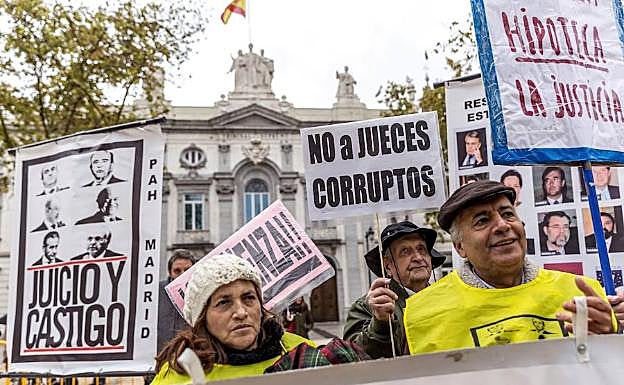 Un grupo de ciudadanos protesta junto al Tribunal Supremo por el impuesto hipotecario.